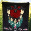 Squid Game Movie Premium Quilt - Squid Workers With Players Gather Round Quilt Blanket 5